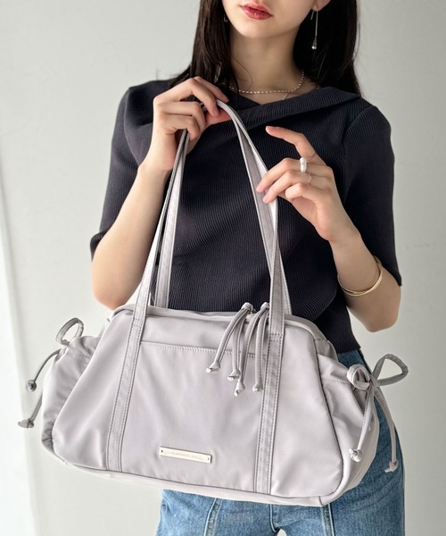 classicalelf（クラシカルエルフ）の「軽い・入る・かわいい。三拍子そろった万能バッグ。ロゴプレート使いリボンミニボストンバッグ（ハンドバッグ・レディース・ライトグレー/ブラック・ONE SIZE）」の10枚目の写真