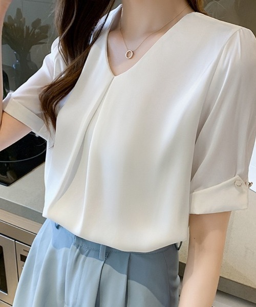 Beststore(ベストストア)の「【新色追加】半袖トップス マットサテン シャツブラウス Vネック(シャツ/ブラウス・レディース・ホワイト/ブラック/ブルー/セージグリーン/ベージュ/ピンク・M/L)」の8枚目の写真