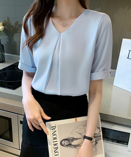 Beststore(ベストストア)の「【新色追加】半袖トップス マットサテン シャツブラウス Vネック(シャツ/ブラウス・レディース・ホワイト/ブラック/ブルー/セージグリーン/ベージュ/ピンク・M/L)」の19枚目の写真