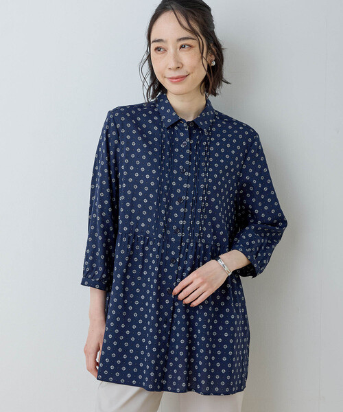 DECOY SINCE 1981（デコイシンスイチキュウハチイチ）の「【UVカット】プリントブラウス（シャツ/ブラウス・レディース・ネイビー/グリーン・9号/11号/13号/15号/17号/7号）」の2枚目の写真