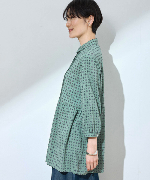 DECOY SINCE 1981（デコイシンスイチキュウハチイチ）の「【UVカット】プリントブラウス（シャツ/ブラウス・レディース・ネイビー/グリーン・9号/11号/13号/15号/17号/7号）」の3枚目の写真