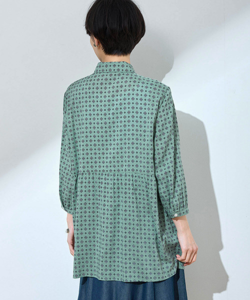 DECOY SINCE 1981（デコイシンスイチキュウハチイチ）の「【UVカット】プリントブラウス（シャツ/ブラウス・レディース・ネイビー/グリーン・9号/11号/13号/15号/17号/7号）」の4枚目の写真