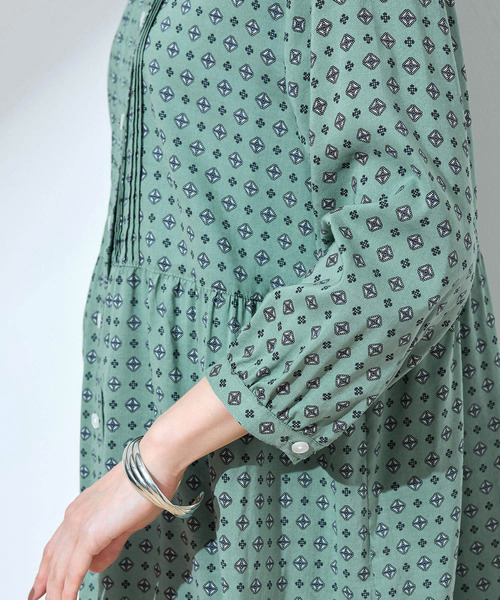 DECOY SINCE 1981（デコイシンスイチキュウハチイチ）の「【UVカット】プリントブラウス（シャツ/ブラウス・レディース・ネイビー/グリーン・9号/11号/13号/15号/17号/7号）」の6枚目の写真