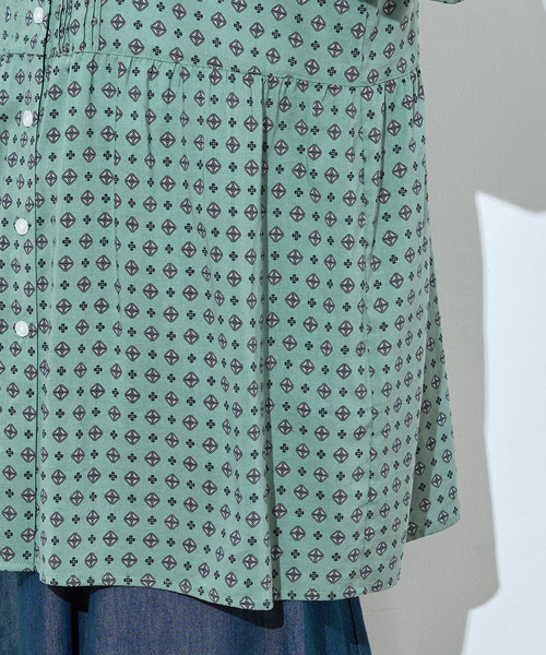 DECOY SINCE 1981（デコイシンスイチキュウハチイチ）の「【UVカット】プリントブラウス（シャツ/ブラウス・レディース・ネイビー/グリーン・9号/11号/13号/15号/17号/7号）」の7枚目の写真