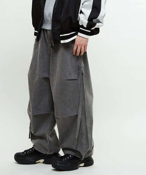 CONVERSE TOKYO(コンバーストウキョウ)の「DENIM WIDE CARGO PANTS(デニムパンツ・レディース・インディゴブルー/ブラック/グレー・MEDIUM/SMALL)」の3枚目の写真