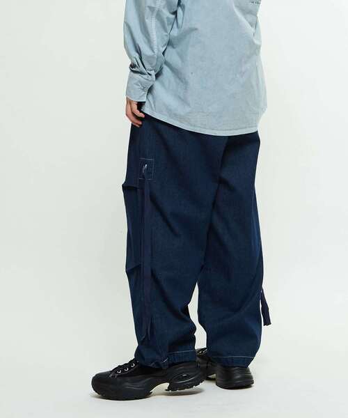 CONVERSE TOKYO(コンバーストウキョウ)の「DENIM WIDE CARGO PANTS(デニムパンツ・レディース・インディゴブルー/ブラック/グレー・MEDIUM/SMALL)」の11枚目の写真