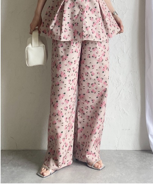 She's Closet(シーズクローゼット)の「花柄フラワープリント&アート柄ストレートセミワイドパンツ/イージーパンツ(その他パンツ・レディース・ベージュ系その他/ベージュ/ネイビー/ブルー系その他/ブラック系その他/ブラック・FREE)」の1枚目の写真