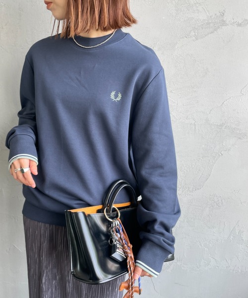 FRED PERRY（フレッドペリー）の「[FRED PERRY/フレッドペリー] ワンポイントロゴ刺繍 クルーネックスウェット M7535（スウェット・レディース・グレイッシュベージュ/ブラック系/ネイビー系/ブルー系/ボルドー/キャメル/ワイン/グリーン/アイボリー/ネイビー/ブルー/ダークグリーン/ブラック/ブラウン/ライトベージュ/イエロー系・S/M/L/XL）」の11枚目の写真