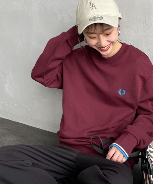 FRED PERRY（フレッドペリー）の「[FRED PERRY/フレッドペリー] ワンポイントロゴ刺繍 クルーネックスウェット M7535（スウェット・レディース・グレイッシュベージュ/ブラック系/ネイビー系/ブルー系/ボルドー/キャメル/ワイン/グリーン/アイボリー/ネイビー/ブルー/ダークグリーン/ブラック/ブラウン/ライトベージュ/イエロー系・S/M/L/XL）」の15枚目の写真