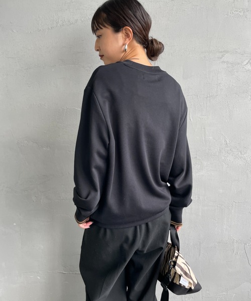 FRED PERRY（フレッドペリー）の「[FRED PERRY/フレッドペリー] ワンポイントロゴ刺繍 クルーネックスウェット M7535（スウェット・レディース・グレイッシュベージュ/ブラック系/ネイビー系/ブルー系/ボルドー/キャメル/ワイン/グリーン/アイボリー/ネイビー/ブルー/ダークグリーン/ブラック/ブラウン/ライトベージュ/イエロー系・S/M/L/XL）」の17枚目の写真