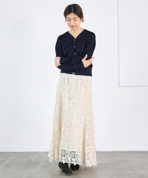 IENA（イエナ）の「LEVITA Vネックカーディガン（カーディガン/ボレロ・レディース・レッド/ゴールド/ネイビー・FREE）」の12枚目の写真