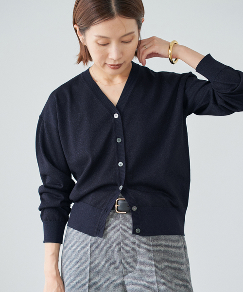 IENA（イエナ）の「LEVITA Vネックカーディガン（カーディガン/ボレロ・レディース・レッド/ゴールド/ネイビー・FREE）」の17枚目の写真