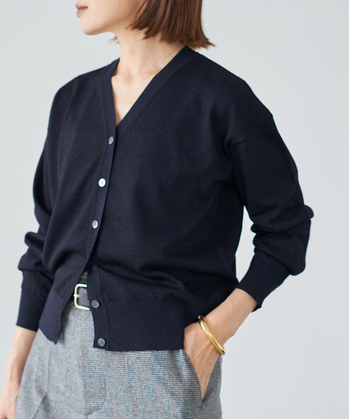 IENA（イエナ）の「LEVITA Vネックカーディガン（カーディガン/ボレロ・レディース・レッド/ゴールド/ネイビー・FREE）」の18枚目の写真