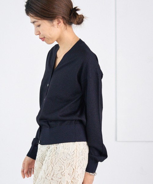 IENA（イエナ）の「LEVITA Vネックカーディガン（カーディガン/ボレロ・レディース・レッド/ゴールド/ネイビー・FREE）」の10枚目の写真
