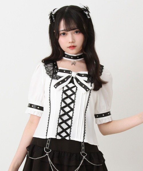 DearMyLove(ディアマイラブ)の「蝶々チャームチョーカーレースアップハトメブレードブラウス(シャツ/ブラウス・レディース・パープル/ホワイト/ボルドー/ブラック・3L/LARGE/MEDIUM/LL)」の2枚目の写真