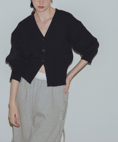 Mili affinity（ミリアフィニティー）の「袖ボリュームVネックニットカーディガン（ニット/セーター・レディース・アイボリー/ブラック/ブルー/チャコール/ベージュ・FREE）」の3枚目の写真