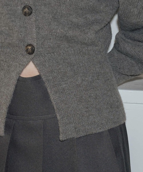 Mili affinity（ミリアフィニティー）の「袖ボリュームVネックニットカーディガン（ニット/セーター・レディース・アイボリー/ブラック/ブルー/チャコール/ベージュ・FREE）」の11枚目の写真