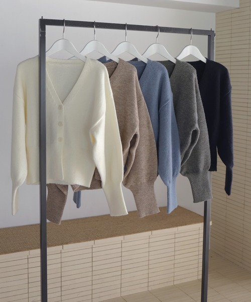 Mili affinity（ミリアフィニティー）の「袖ボリュームVネックニットカーディガン（ニット/セーター・レディース・アイボリー/ブラック/ブルー/チャコール/ベージュ・FREE）」の21枚目の写真