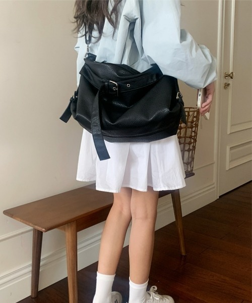 gossip!ロサンゼルス(ゴシップロサンゼルス)の「Y2K大容量レトロバイカーバッグ(2WAY/ショルダー&クロスボディ/通勤通学対応)(ショルダーバッグ・レディース・ブラック/ホワイト・FREE)」の4枚目の写真