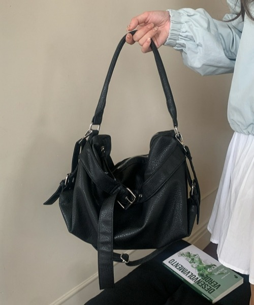 gossip!ロサンゼルス(ゴシップロサンゼルス)の「Y2K大容量レトロバイカーバッグ(2WAY/ショルダー&クロスボディ/通勤通学対応)(ショルダーバッグ・レディース・ブラック/ホワイト・FREE)」の5枚目の写真