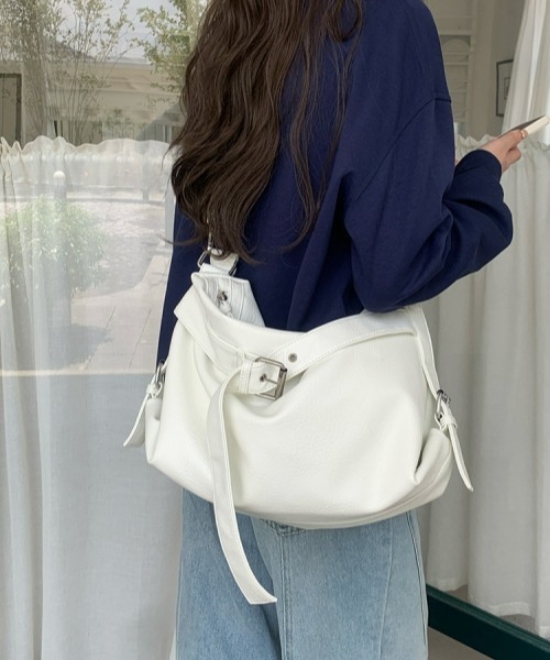 gossip!ロサンゼルス(ゴシップロサンゼルス)の「Y2K大容量レトロバイカーバッグ(2WAY/ショルダー&クロスボディ/通勤通学対応)(ショルダーバッグ・レディース・ブラック/ホワイト・FREE)」の10枚目の写真