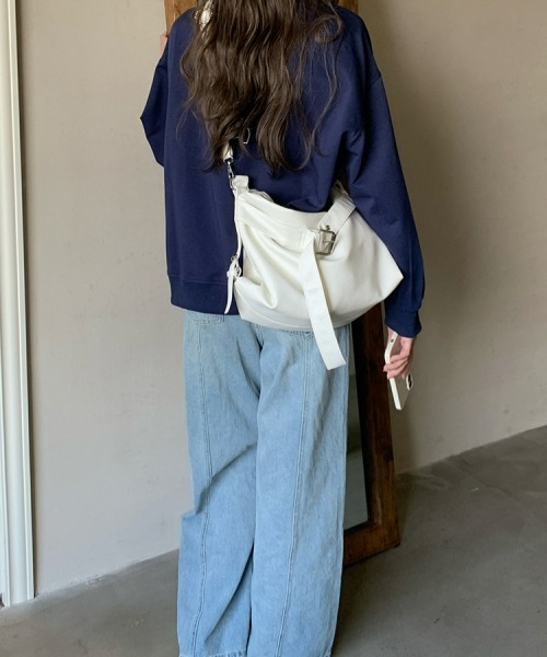 gossip!ロサンゼルス(ゴシップロサンゼルス)の「Y2K大容量レトロバイカーバッグ(2WAY/ショルダー&クロスボディ/通勤通学対応)(ショルダーバッグ・レディース・ブラック/ホワイト・FREE)」の13枚目の写真