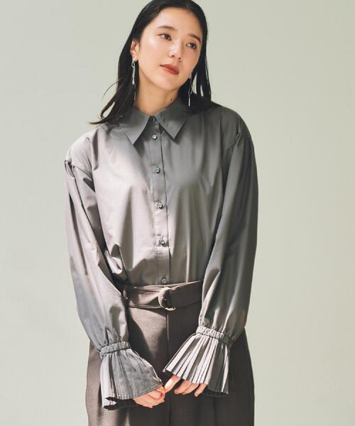 THE SHOP TK （ザ ショップ ティーケー ）の「袖プリーツ&バックシャーリングシャツ【体型カバー/洗える】（シャツ/ブラウス・レディース・スミクロ/オフホワイト/ライトブルー・12/13）」の2枚目の写真