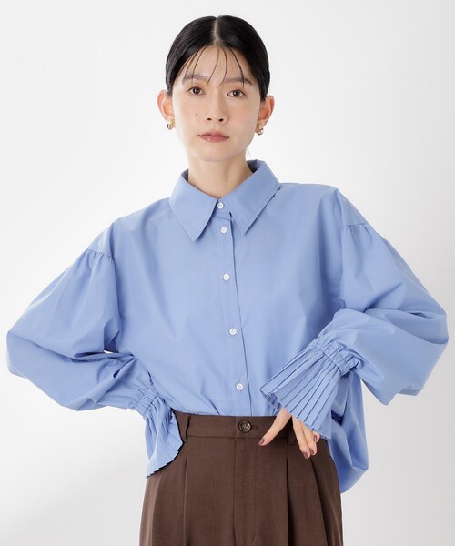 THE SHOP TK （ザ ショップ ティーケー ）の「袖プリーツ&バックシャーリングシャツ【体型カバー/洗える】（シャツ/ブラウス・レディース・スミクロ/オフホワイト/ライトブルー・12/13）」の3枚目の写真