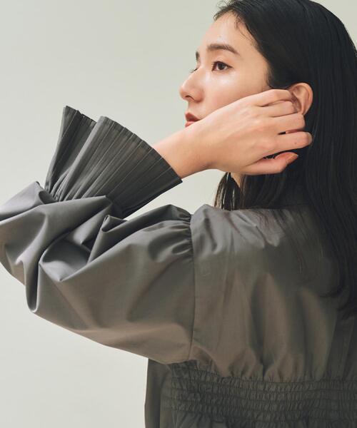 THE SHOP TK （ザ ショップ ティーケー ）の「袖プリーツ&バックシャーリングシャツ【体型カバー/洗える】（シャツ/ブラウス・レディース・スミクロ/オフホワイト/ライトブルー・12/13）」の4枚目の写真
