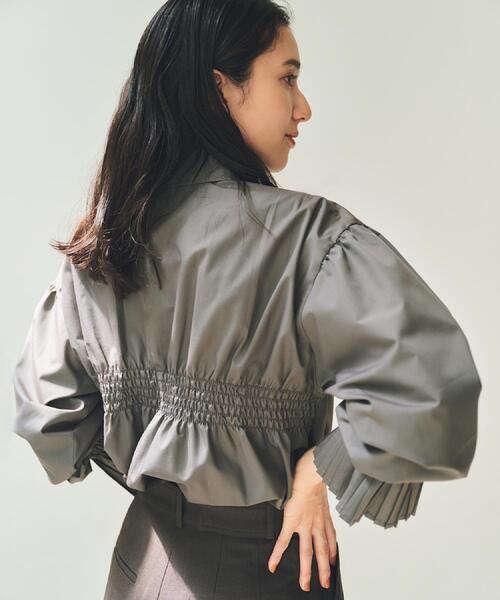 THE SHOP TK （ザ ショップ ティーケー ）の「袖プリーツ&バックシャーリングシャツ【体型カバー/洗える】（シャツ/ブラウス・レディース・スミクロ/オフホワイト/ライトブルー・12/13）」の5枚目の写真