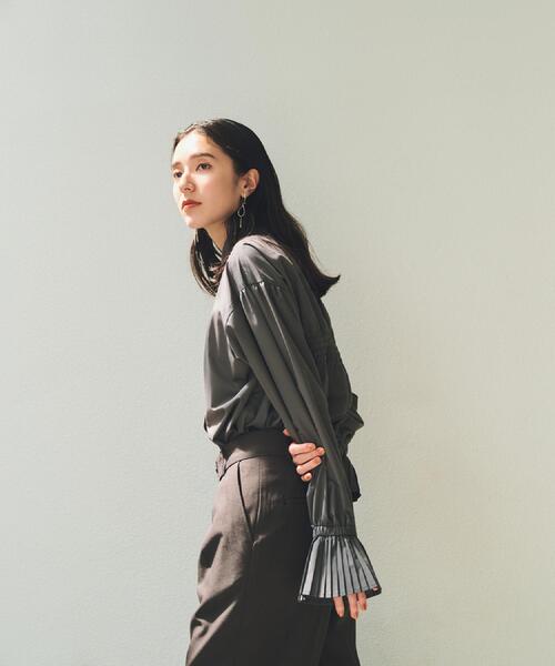 THE SHOP TK （ザ ショップ ティーケー ）の「袖プリーツ&バックシャーリングシャツ【体型カバー/洗える】（シャツ/ブラウス・レディース・スミクロ/オフホワイト/ライトブルー・12/13）」の6枚目の写真