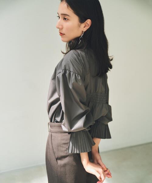 THE SHOP TK （ザ ショップ ティーケー ）の「袖プリーツ&バックシャーリングシャツ【体型カバー/洗える】（シャツ/ブラウス・レディース・スミクロ/オフホワイト/ライトブルー・12/13）」の7枚目の写真