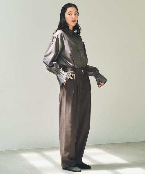 THE SHOP TK （ザ ショップ ティーケー ）の「袖プリーツ&バックシャーリングシャツ【体型カバー/洗える】（シャツ/ブラウス・レディース・スミクロ/オフホワイト/ライトブルー・12/13）」の9枚目の写真