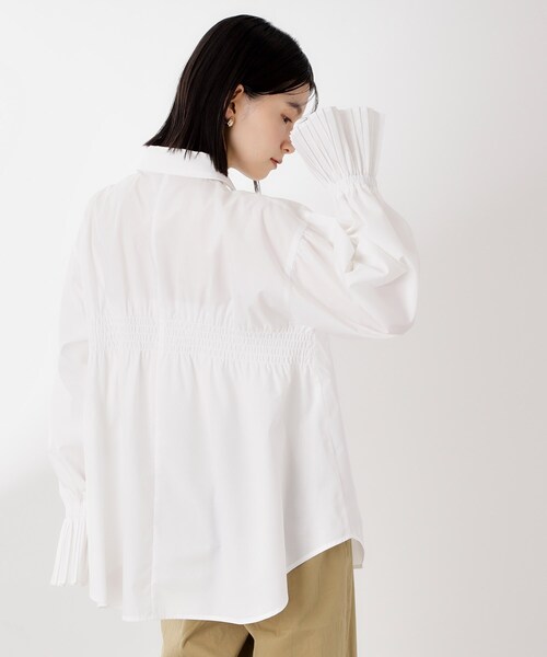 THE SHOP TK （ザ ショップ ティーケー ）の「袖プリーツ&バックシャーリングシャツ【体型カバー/洗える】（シャツ/ブラウス・レディース・スミクロ/オフホワイト/ライトブルー・12/13）」の11枚目の写真
