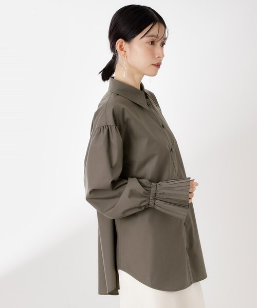 THE SHOP TK （ザ ショップ ティーケー ）の「袖プリーツ&バックシャーリングシャツ【体型カバー/洗える】（シャツ/ブラウス・レディース・スミクロ/オフホワイト/ライトブルー・12/13）」の16枚目の写真