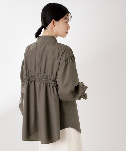 THE SHOP TK （ザ ショップ ティーケー ）の「袖プリーツ&バックシャーリングシャツ【体型カバー/洗える】（シャツ/ブラウス・レディース・スミクロ/オフホワイト/ライトブルー・12/13）」の17枚目の写真