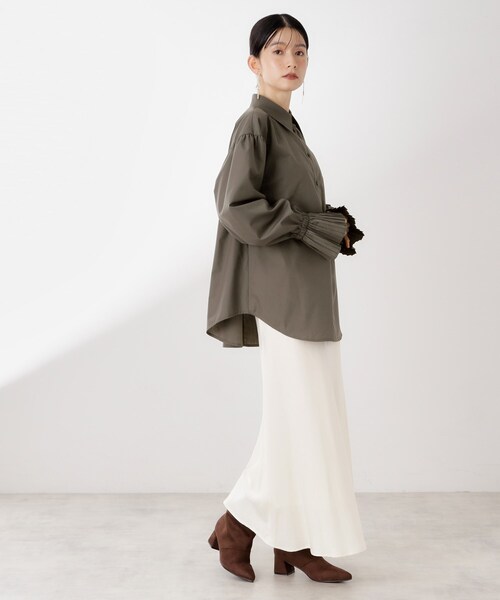 THE SHOP TK （ザ ショップ ティーケー ）の「袖プリーツ&バックシャーリングシャツ【体型カバー/洗える】（シャツ/ブラウス・レディース・スミクロ/オフホワイト/ライトブルー・12/13）」の18枚目の写真