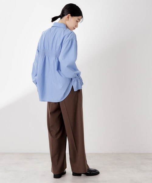 THE SHOP TK （ザ ショップ ティーケー ）の「袖プリーツ&バックシャーリングシャツ【体型カバー/洗える】（シャツ/ブラウス・レディース・スミクロ/オフホワイト/ライトブルー・12/13）」の22枚目の写真