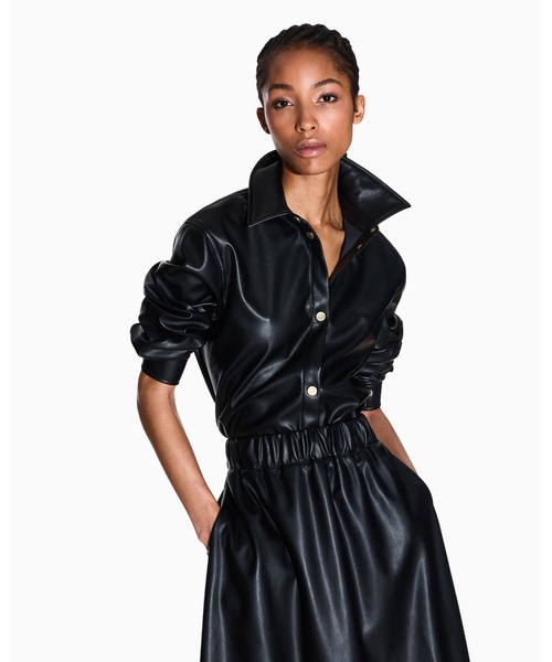 ARMANI EXCHANGE（アルマーニエクスチェンジ）の「【A|X アルマーニ エクスチェンジ】PUコーティング ゴールドボタン シャツ（シャツ/ブラウス・レディース・ブラック/ベージュ・LARGE/MEDIUM/SMALL/X-LARGE/X-SMALL）」の2枚目の写真