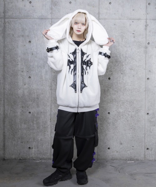 アルベロベロ　ロングコート うさぎビーズ刺繍　黒　ファー付き Amilige（アミリージュ）の「うさぎ耳クロススタッズZIPファーコート