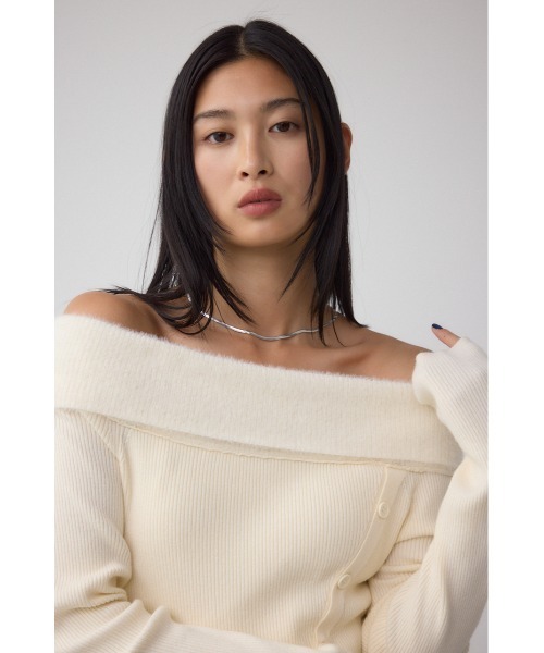 AZUL by moussy(アズールバイマウジー)の「シャギーコンビオフショルダーニット(ニット/セーター・レディース・ブラウン/ボルドー/アイボリー/ブラック・FREE)」の5枚目の写真