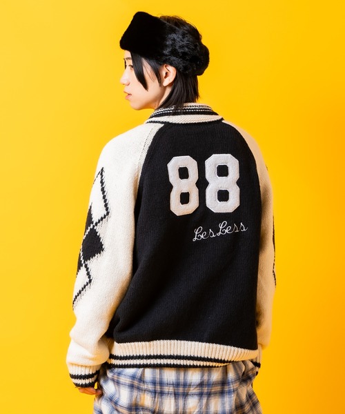 a.p.o.v.(エーピーオービー)の「a.p.o.v. アメカジライクロゴ刺繍&ナンバリングワッペンショールカラーニットスタジャン(カーディガン/ボレロ・メンズ・ブラック/ネイビー/グレー・ONESIZE)」の9枚目の写真