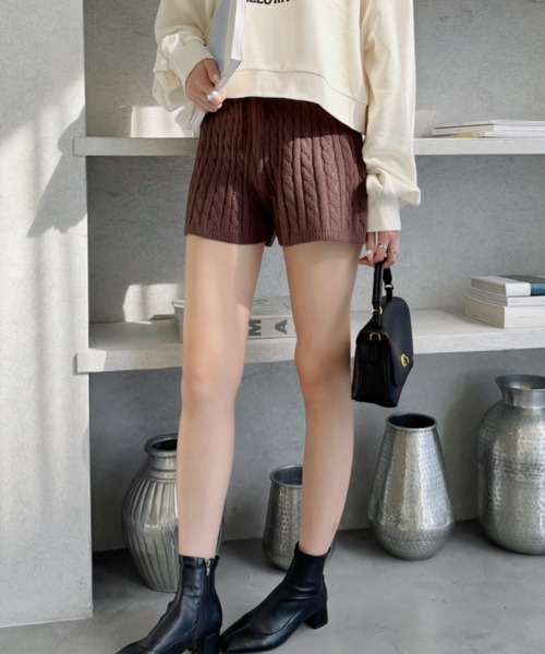 TREOVER(トレオーバー)の「ゆるっと可愛い、大人のケーブルニットショートパンツ♪(その他パンツ・レディース・グレー/オートミール/ブラック/ブラウン・FREE)」の16枚目の写真