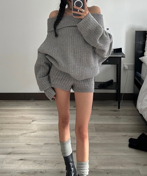 SPIGA(スピーガ)の「オフショルリブニット+ショートパンツセットアップ(ニット/セーター・レディース・ホワイト/ベージュ/グレー・FREE)」の3枚目の写真