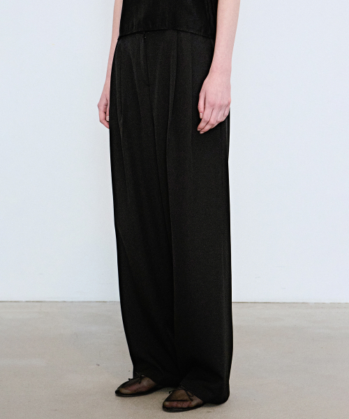 NICK&NICOLE(ニックアンドニコール)の「MINIMAL LONG PINTUCK SLACKS_BLACK(スラックス・レディース・その他・MEDIUM/LARGE/SMALL)」の3枚目の写真