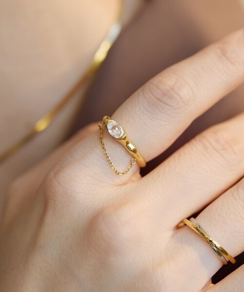 ear PAPILLONNER（イアパピヨネ）の「《金属アレルギー対応/ステンレス》フロントチェーンリング（リング・レディース・ゴールド/シルバー・ONE SIZE）」の2枚目の写真