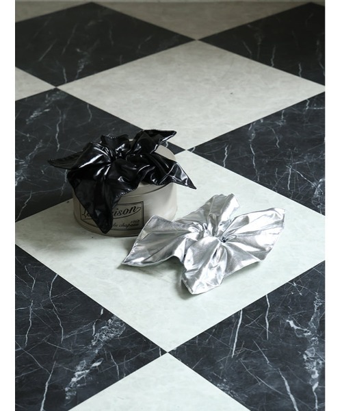 Edit Sheen（エディットシーン）の「メタリックスクエアシュシュ（ヘアゴム・レディース・シルバー/ブラック・FREE）」の2枚目の写真