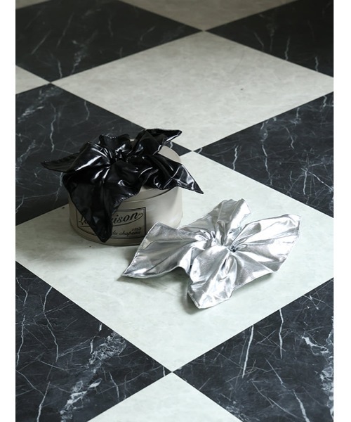 Edit Sheen（エディットシーン）の「メタリックスクエアシュシュ（ヘアゴム・レディース・シルバー/ブラック・FREE）」の3枚目の写真