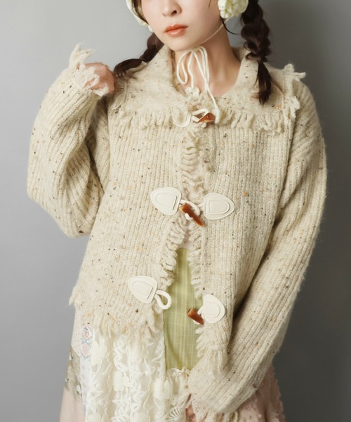 SPINNS(スピンズ)の「ナチュかわ☆彡トグルデザインフリンジニットカーディガン/トグルボタン/NEO森ガール(カーディガン/ボレロ・レディース・アイボリー/ブラウン/ベージュ・ONESIZE)」の2枚目の写真