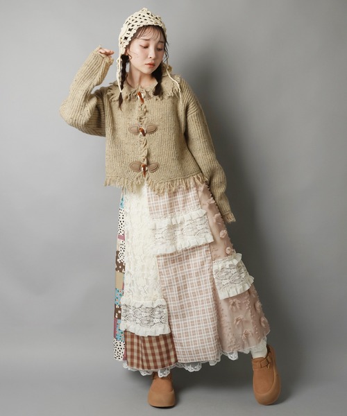 SPINNS(スピンズ)の「ナチュかわ☆彡トグルデザインフリンジニットカーディガン/トグルボタン/NEO森ガール(カーディガン/ボレロ・レディース・アイボリー/ブラウン/ベージュ・ONESIZE)」の4枚目の写真